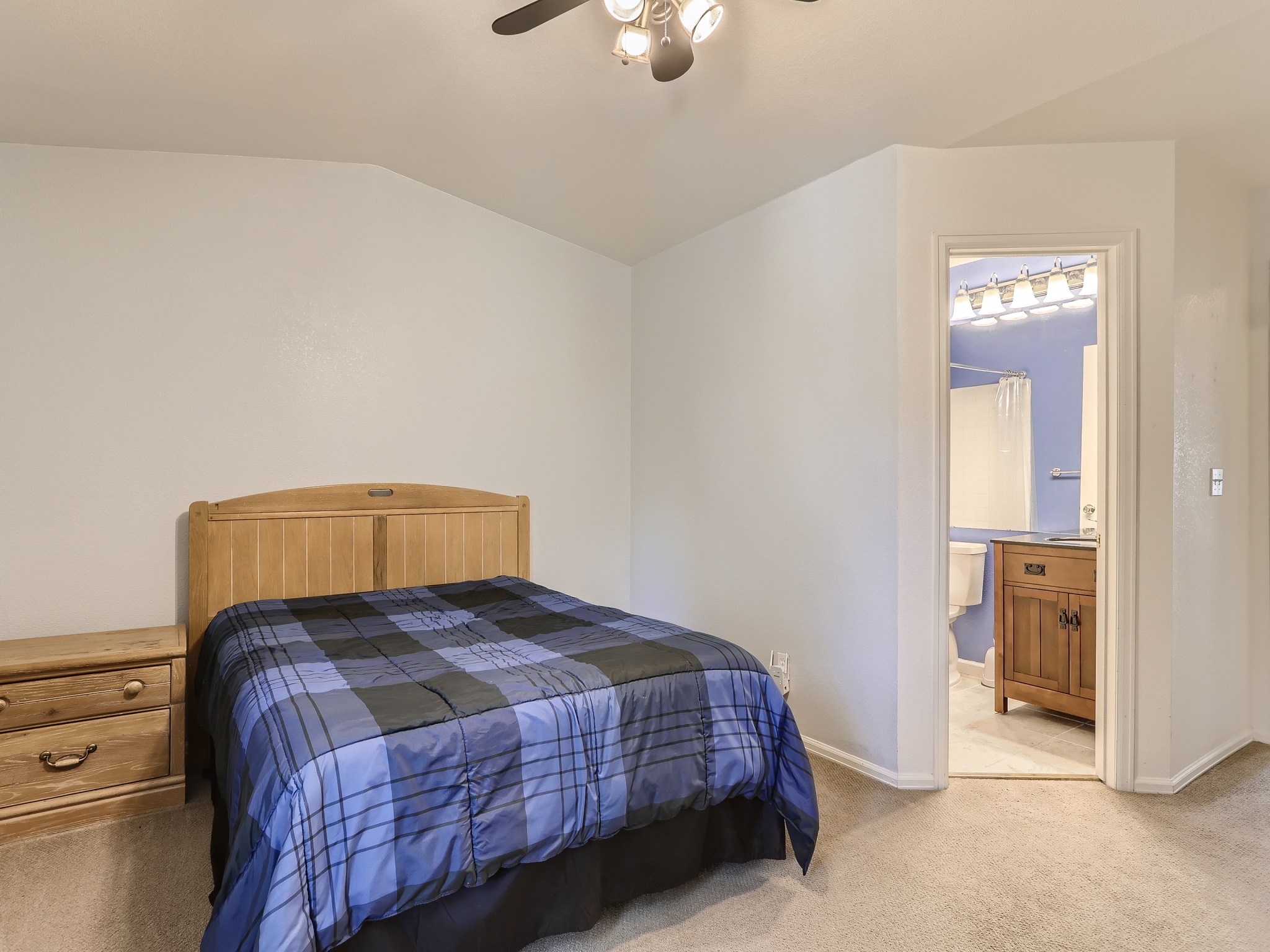 17-2nd-Floor-Primary-Bedroom