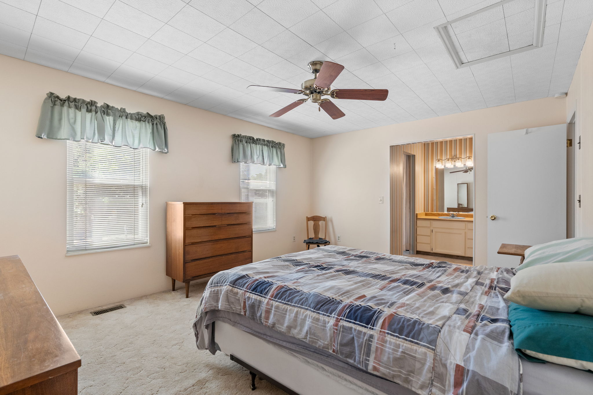 20-web-or-mls-8588-Leo-Rowen-14835-E-Caspian-Pl-Aurora-CO-80014__118