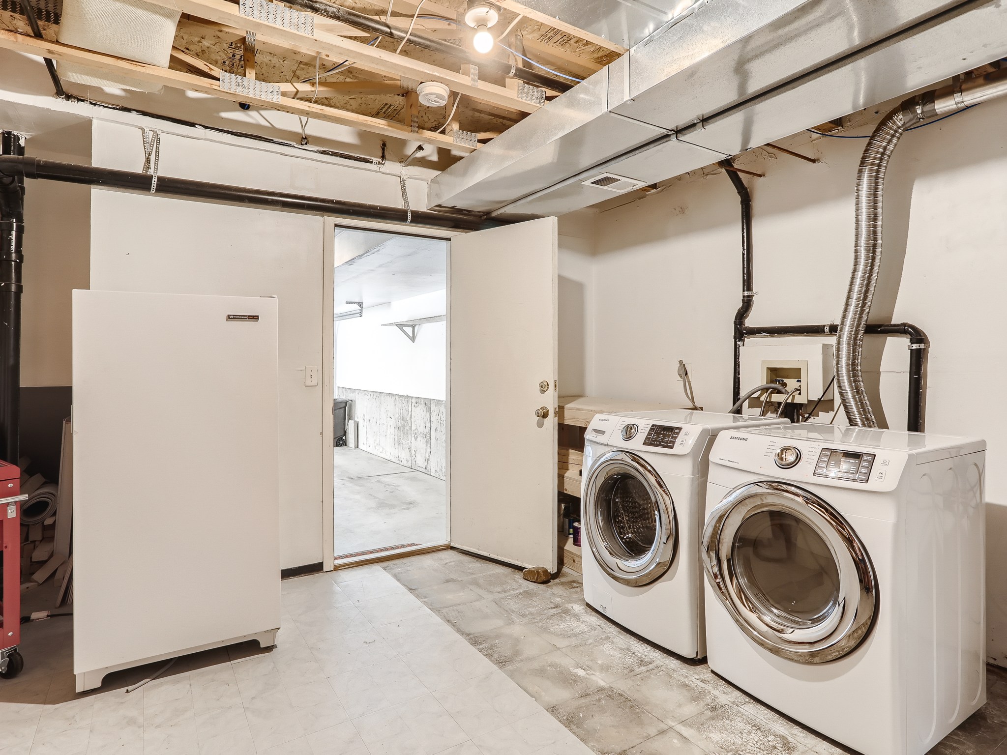 26-Lower-Level-Laundry-Room