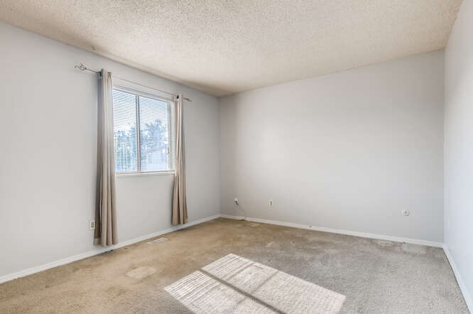 1348-S-Biscay-Aurora-CO-80017-small-017-014-2nd-Floor-Primary-Bedroom-666x443-72dpi