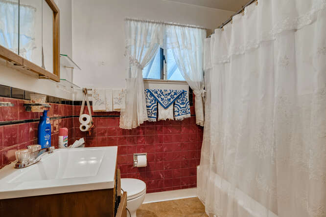 1536-S-Gaylord-Denver-CO-80210-small-015-022-Primary-Bathroom-666x444-72dpi