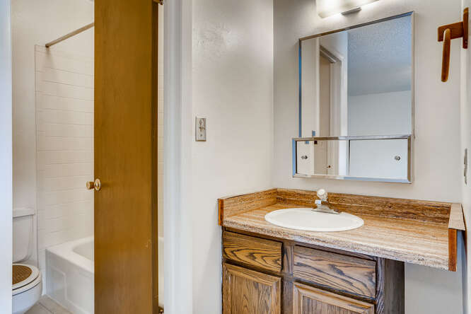 750 Tabor St 61 Lakewood CO-small-022-019-2nd Floor Bathroom-666x444-72dpi